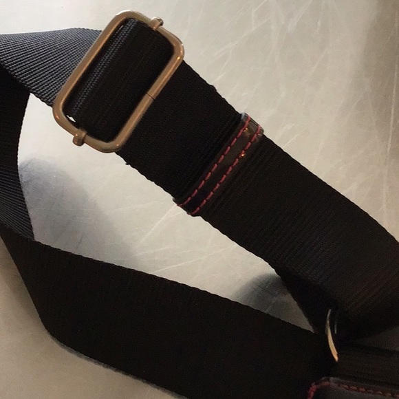 Pink Emma Q cross body, adjustable strap, outter flap & outer zipper. - Picture 7 of 8